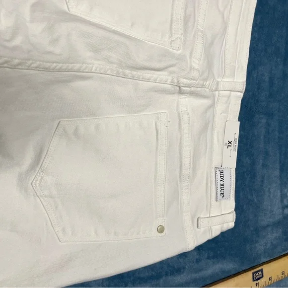 Judy Blue Women's Classic White Bermudas XL - Picture 7 of 7